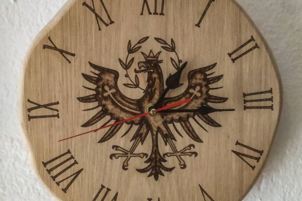 Uhr mit Brandmalerei "Tiroler Adler" auf Eichenholz
