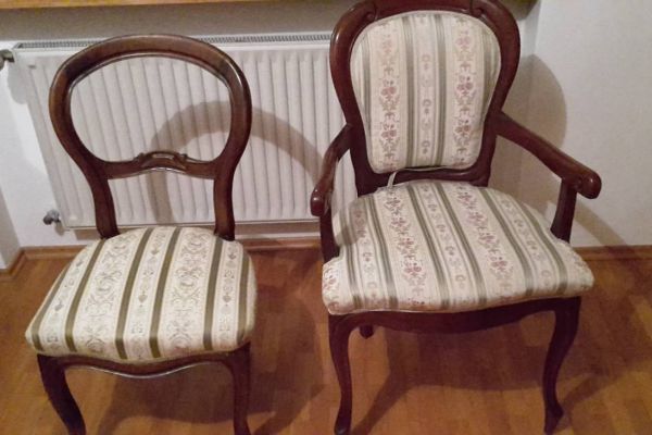 Antike Stühle, antikes Canape und Schrank