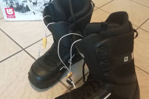 Snowboardschuhe schwarz + Helm und Brille