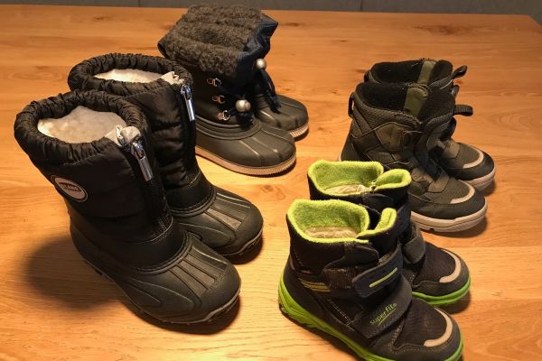 verschiedene Winterkinderschuhe diverser Marken