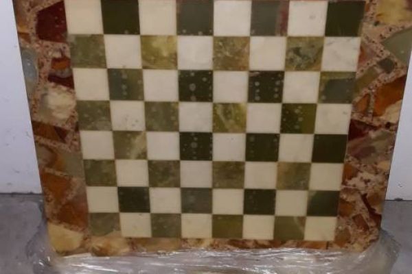 Schachbrett und spielsteine aus Marmor