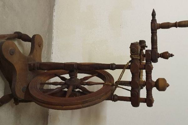 Spinnräder aus Holz