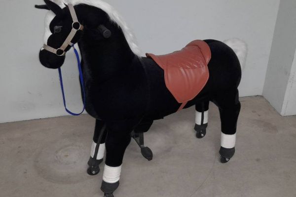 Stoffpferd mit Fahrmechanik