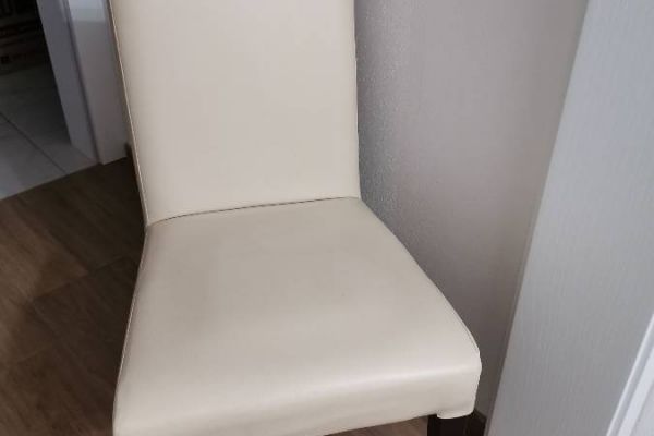 2 beige Kunstleder Stühle