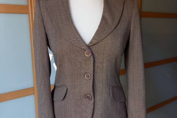 Elegantes Jacket- figurbetont, beige  Gr DE 38/ ITA 44 - WIE NEU