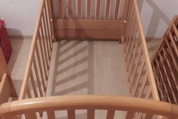 rollbares Kinderbett in Massivholz Buche