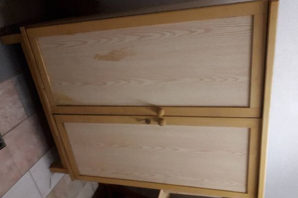 Schrank in Massivholz,auch als Schreibtisch verwendbar