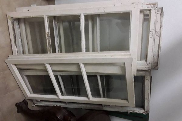 Zehn alte Holz- Fenster