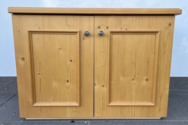 Schrank in Massivholz hell