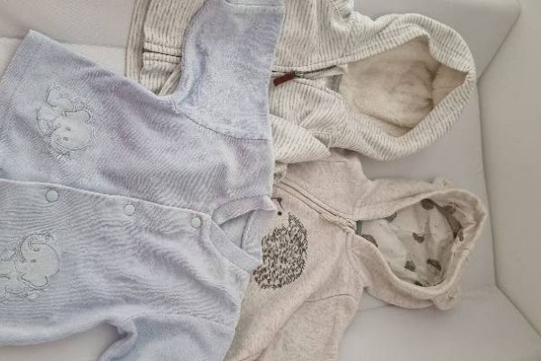 Kleidungsstücke baby 0-4 Monate