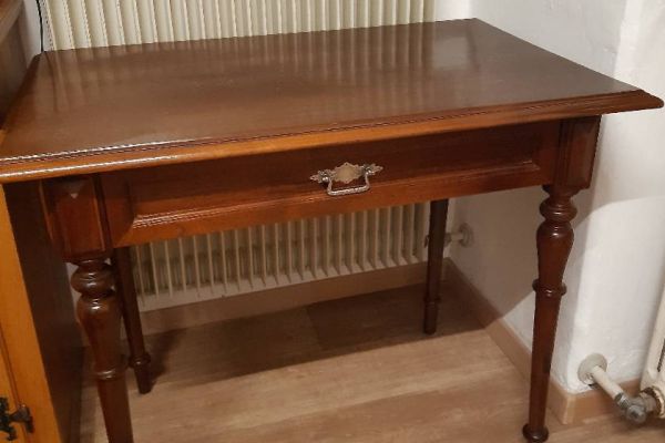 Tisch aus Holz