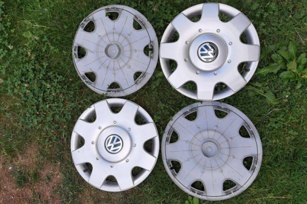 4 neue originale VW-Radzierkappen zu verkaufen