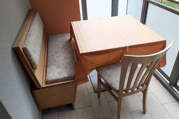 Bankl mit Tisch und Stuhl