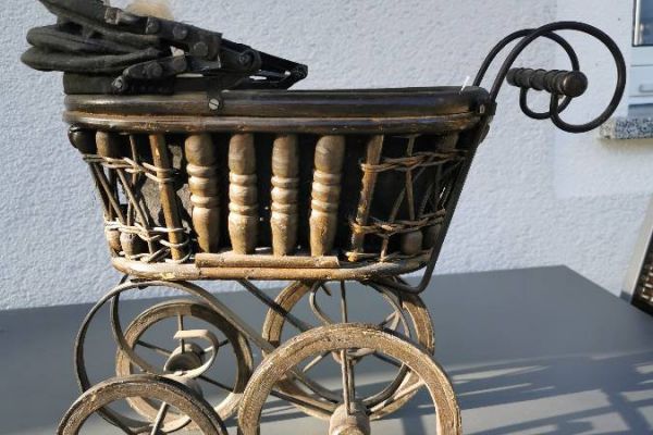 Antiker Puppenwagen