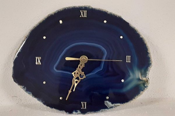 Uhr mit blauem Stein