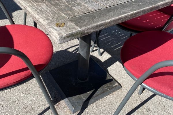 Stühle (mit Kissen) + Tische