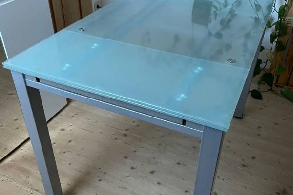 Tisch mit Glasplatte