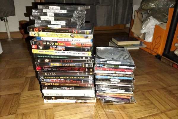 Verschiedene DVDs und CDs gegen freiwillige Spende