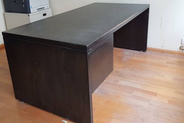 Schwarzer Schreibtisch / Arbeitstisch