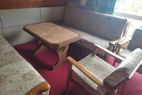 Sofa, Sessel und Tisch