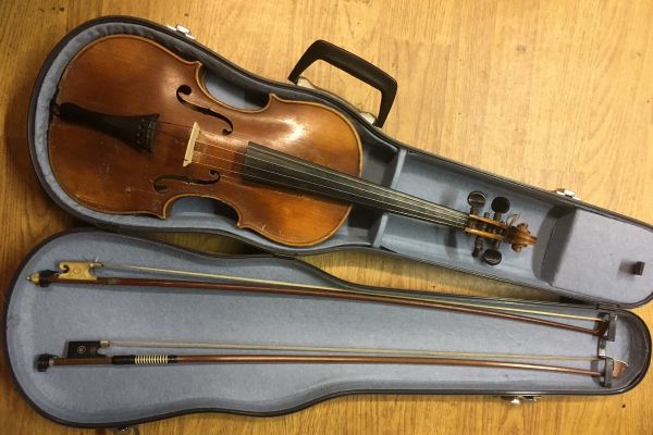 Alte Geige mit Koffer