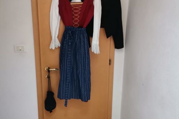 Meraner Damentracht mit Tschoap, Tasche und Schuhe