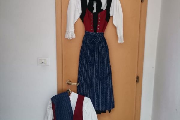 Meraner Damentracht mit zweiter Bluse, Oberteil und Schurz