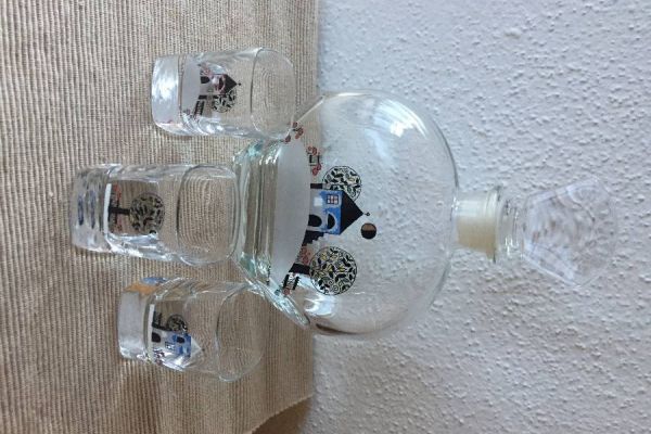 Handgemalte Schnapsflasche mit dazugehörigen Gläsern
