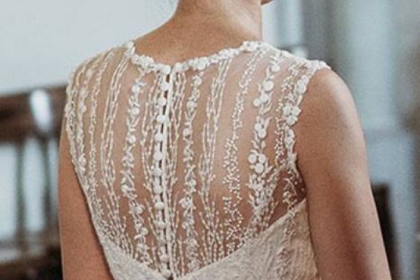 Weisses Brautkleid mit Unterrockreifen