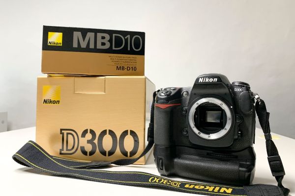 Digitale Spiegelreflexkamera Nikon D300 + Batterieteil + Objektiv