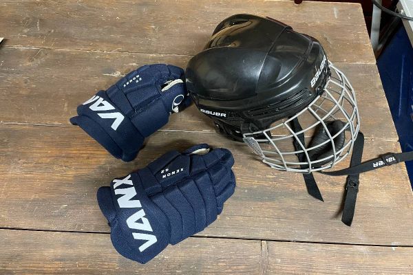 Eishockey Helm + Handschuhe