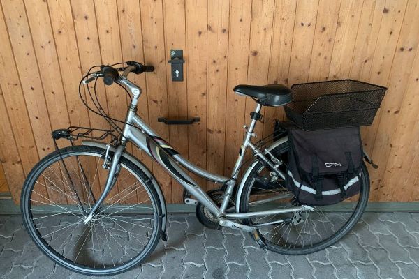 Fahrrad mit Korb und Taschen