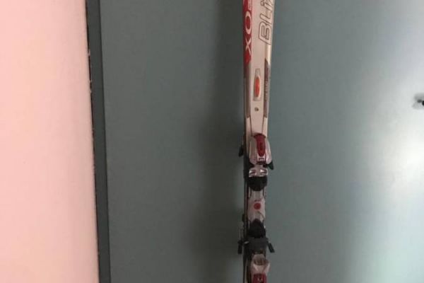 Gut erhaltene Ski