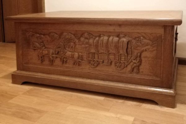 Sehr schöne Holztruhe mit Schnitzereien