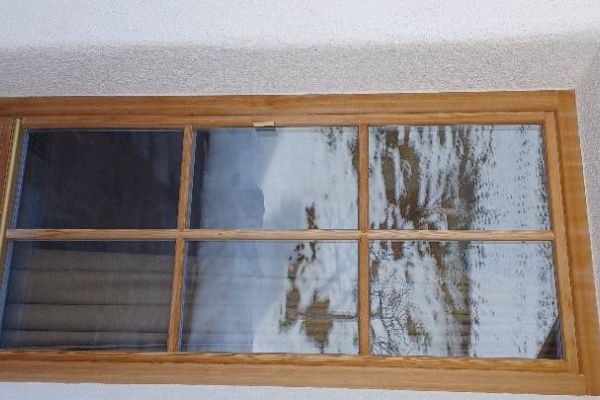 Terrassen oder Balkontür in Lärchenholz abzugeben.