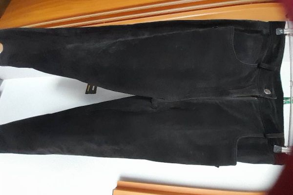 Schwarze Lederhose zu verkaufen