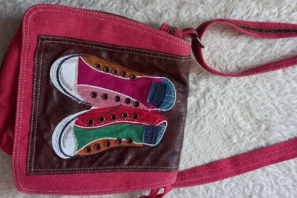 Tasche mit Converse Schuhen