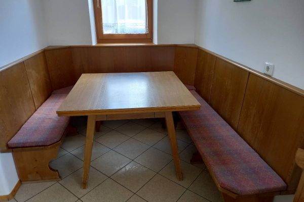 Eckbank U-förmig mit Tisch umständehalber abzugeben