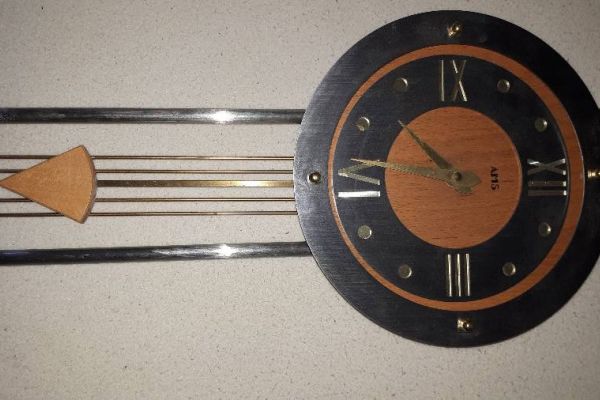 Wanduhr in Holz-Metall