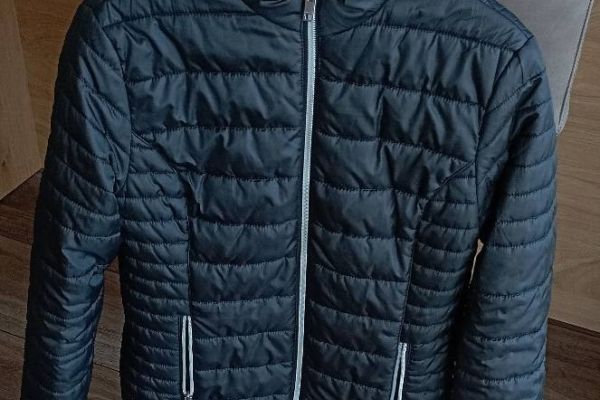 Schwarze Übergangsjacke Größe M, aber wie Größe S