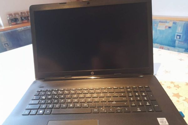 HP Laptop schwarz mit Bluetooth Mouse