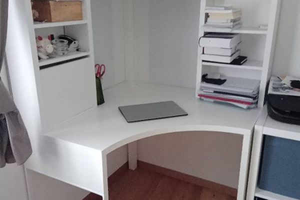 Verschenke Eckschreibtisch Ikea "Micke" in weiß