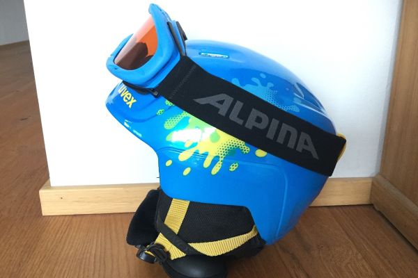 Kinderskihelm mit Brille