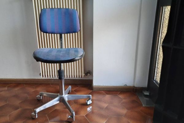 Drehtstuhl mit Metall Fußkreuz