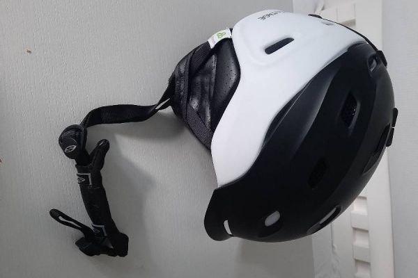 SKIHELM weiß und schwarz