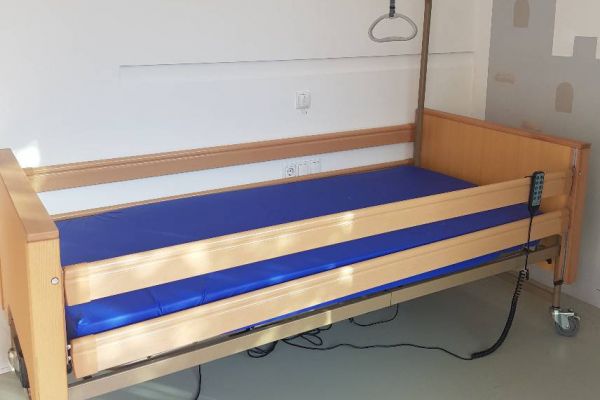 neuwertiges Pflegebett mit Matratze / letto da degenza con materasso
