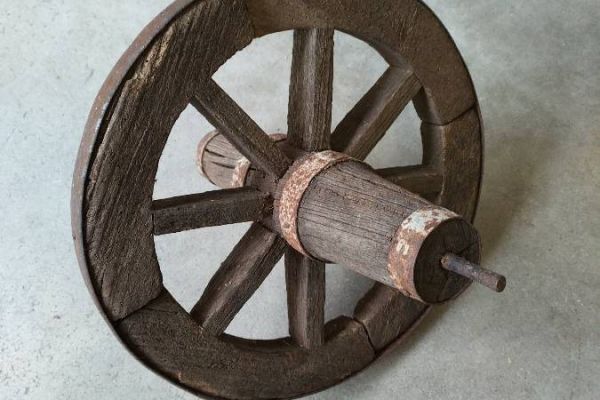 Altes Holzrad mit Eisenbeschlag