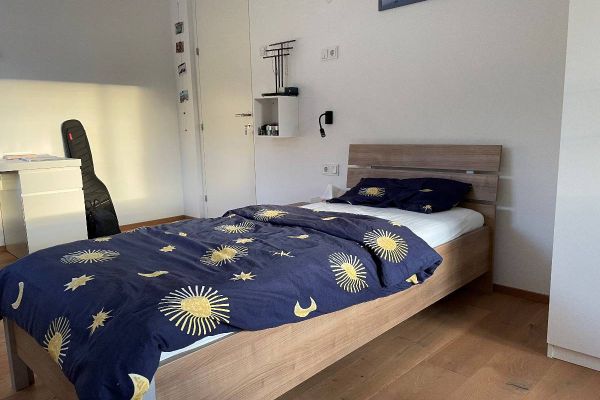 gebrauchtes Einzelbett aus Holz und passender Nachttisch