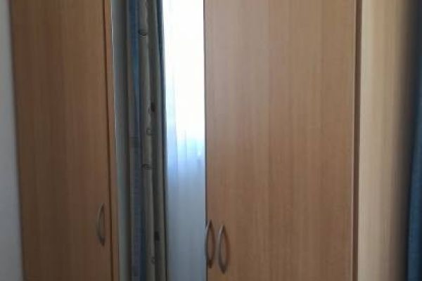Verkaufe Kleiderschrank mit Spiegel