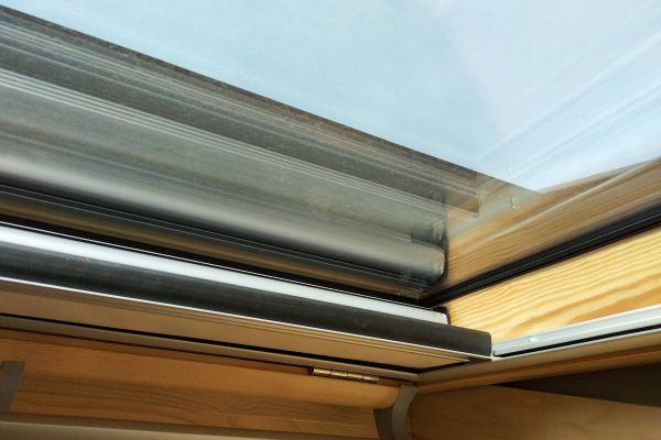 Komplettes Dachfenster 9 Monate alt, 3-fach verglast + Rollo